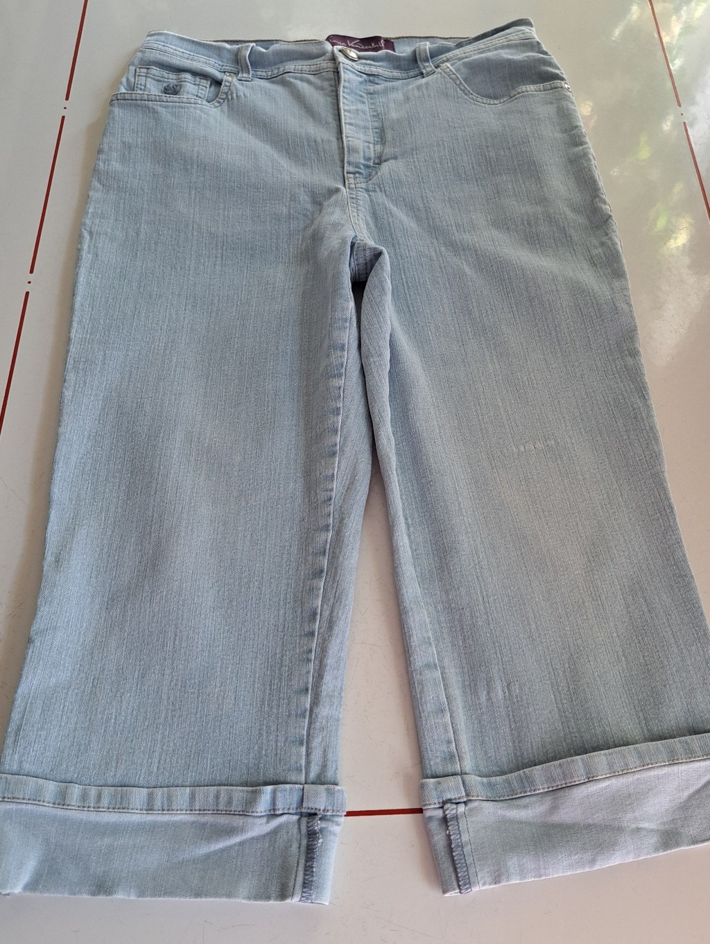 Gloria Vanderbilt Light Blue Denim Cuffed Capris Size 8, Midrise Waist